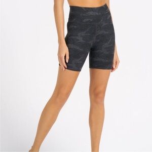 VUORI Clean Elevation Shorty Black Camo Shorts Size M